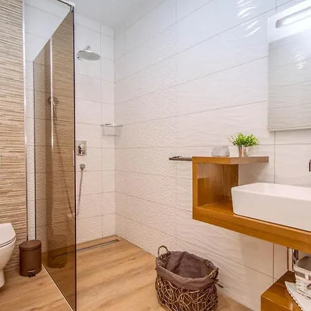 Sleeps 12 With Pool Air Con And Wifi 别墅 *