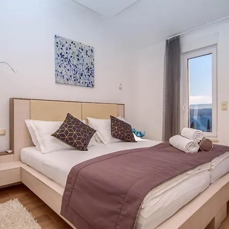 Sleeps 12 With Pool Air Con And Wifi Duće