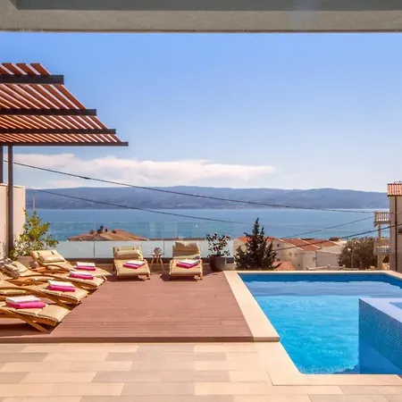 Sleeps 12 With Pool Air Con And Wifi *