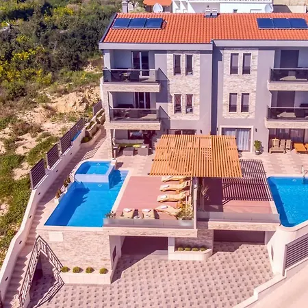 别墅 Sleeps 12 With Pool Air Con And Wifi