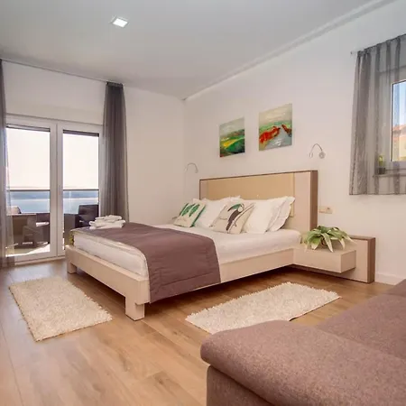 别墅 Sleeps 12 With Pool Air Con And Wifi