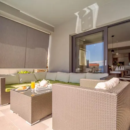 别墅 Sleeps 12 With Pool Air Con And Wifi *