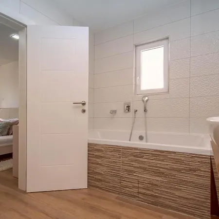Sleeps 12 With Pool Air Con And Wifi