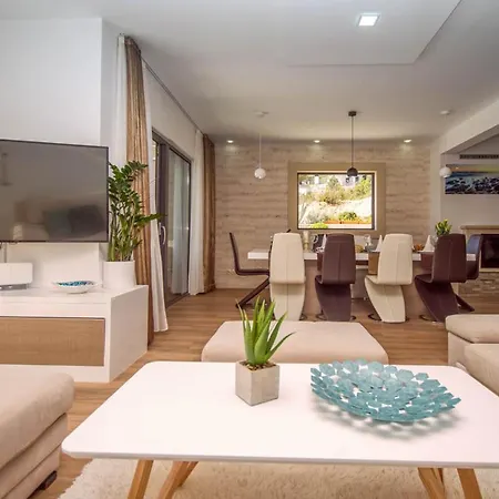 Sleeps 12 With Pool Air Con And Wifi 别墅 Duće