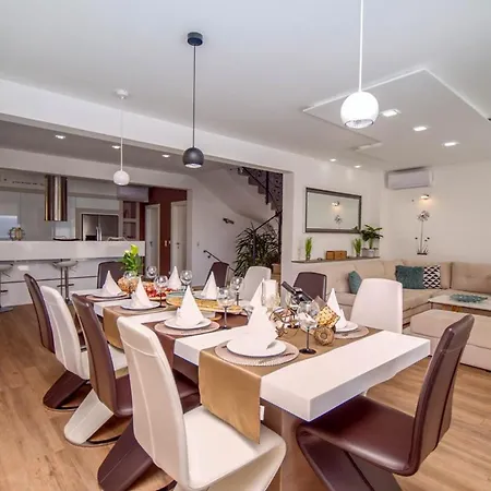 Sleeps 12 With Pool Air Con And Wifi
