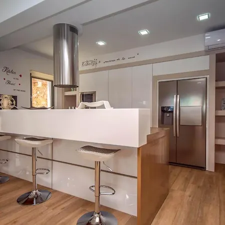 Sleeps 12 With Pool Air Con And Wifi Duće