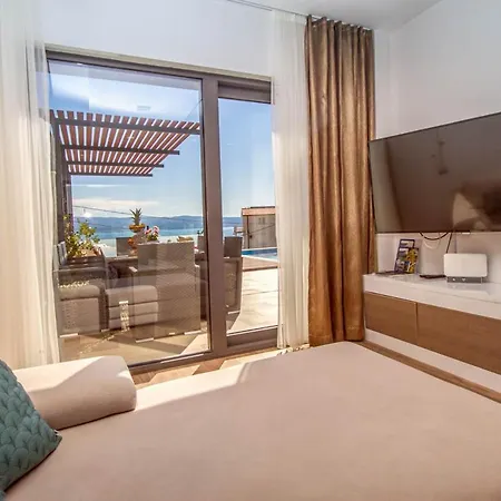 Sleeps 12 With Pool Air Con And Wifi Duće