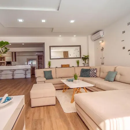 Sleeps 12 With Pool Air Con And Wifi Duće