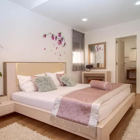 别墅 Sleeps 12 With Pool Air Con And Wifi