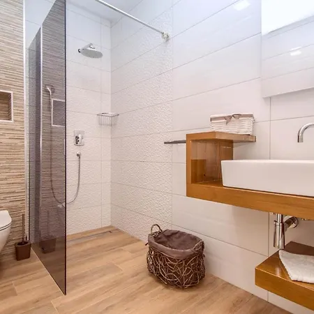 Sleeps 12 With Pool Air Con And Wifi 别墅