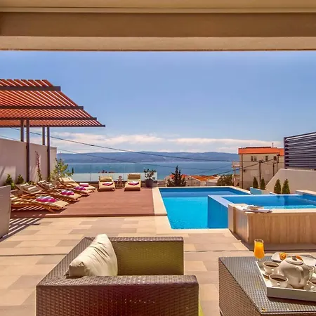 Sleeps 12 With Pool Air Con And Wifi 别墅